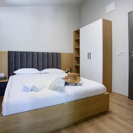 за гости крайморие парк Gasthof Burgas City